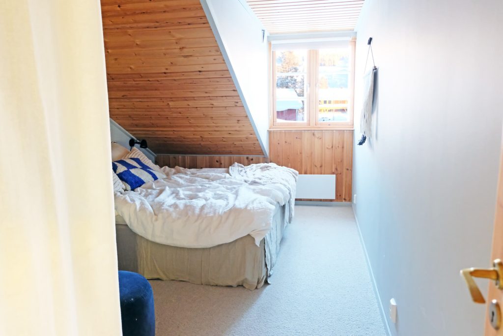 Sovrum med stor dubbelsäng